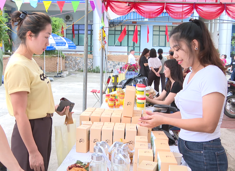 Chị Dương Thị Hằng (áo trắng) tích cực tham gia các hội chợ, triển lãm giới thiệu sản phẩm trong và ngoài tỉnh. screenshot-1745576332.png