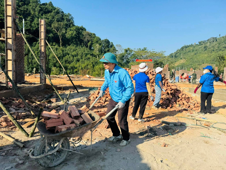 សហភាពយុវជនគាំទ្រការសាងសង់តំបន់តាំងទីលំនៅថ្មីសម្រាប់ប្រជាជនក្នុងឃុំ Xuan Lac។ 508669192-3423020994541796-7923574985447261598-n.jpg