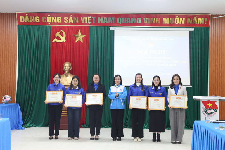 Chị Hoàng Hải Hà, Phó Bí thư Tỉnh đoàn trao Bằng khen cho 06 đơn vị đạt danh hiệu “Đơn vị xuất sắc công tác Đoàn và phong trào thanh thiếu nhi” cấp huyện năm 2024. z6181018972926-60db12341032001ea3431a74b33f3c00.jpg