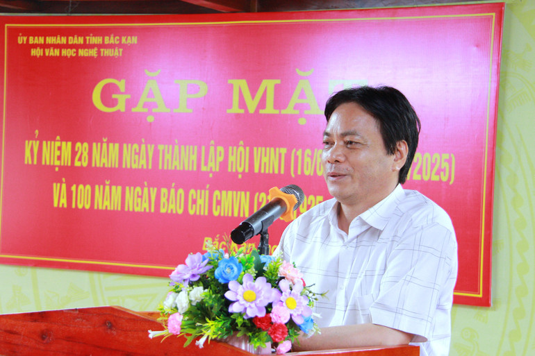 Ông Dương Văn Phong, Chủ tịch Hội Văn học Nghệ thuật tỉnh Bắc Kạn phát biểu tại buổi gặp mặt. img-2568.jpg