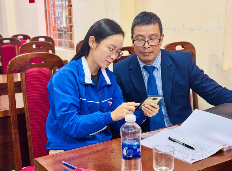 Youth of Bang Lung town (Cho Don) guides and supports people to give opinions via VNeID application. z6645644363684-2434e5d62ca3fc93e84a84b0c17b0e9e.jpg