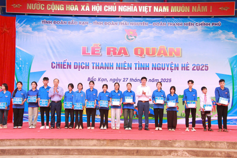 Lãnh đạo Ban Tuyên giáo và Dân vận Tỉnh ủy Bắc Kạn và Tỉnh ủy Thái Nguyên tặng quà cho học sinh Trường THCS&THPT Bình Trung. z6643063585150-079-b184f54c89cfbb18501ad30eae170a86.jpg