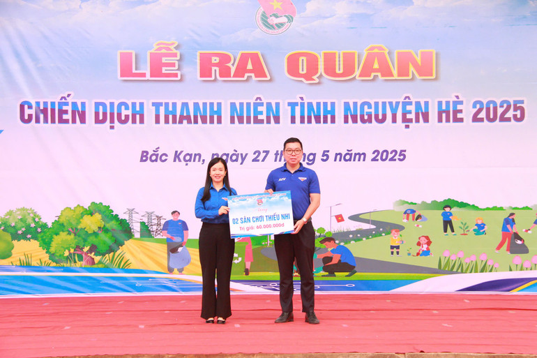 Đoàn Tổng Công ty Cảng hàng không Việt Nam Trao tặng kinh phí hỗ trợ xây dựng 02 sân chơi thiếu nhi cho Tỉnh Đoàn Bắc Kạn. z6643063585150-066-a59761cb39fa4ab6994d7a2383d2fb68.jpg