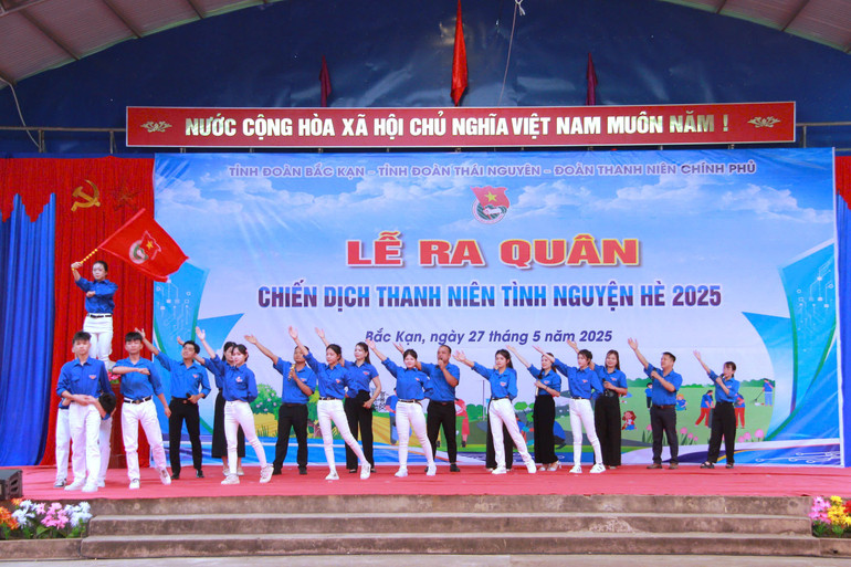 Văn nghệ chào mừng Lễ ra quân. z6643206485772-1bed977b132f5cc56a8538d43ff5af90.jpg