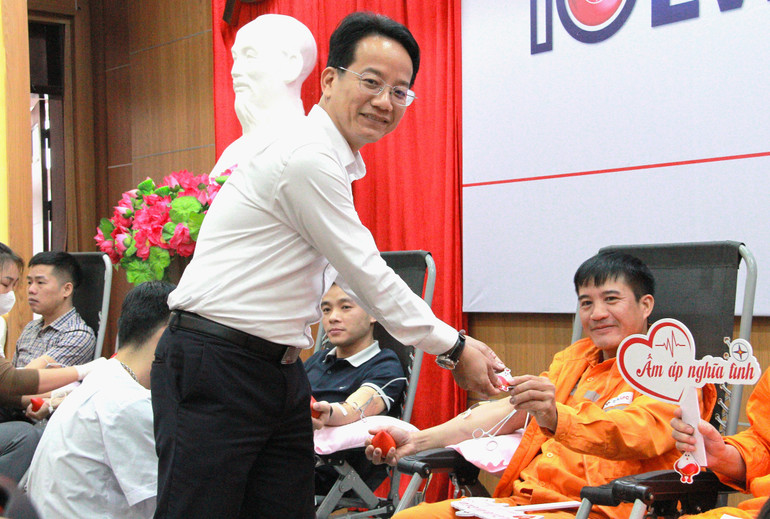 Ông Bùi Mạnh Dũng, Chủ tịch Công đoàn Công ty Điện lực Bắc Kạn động viên cán bộ. img-8416.jpg