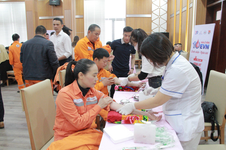 Đông đảo CBCNV đăng ký tham gia hiến máu tình nguyện. img-8369.jpg