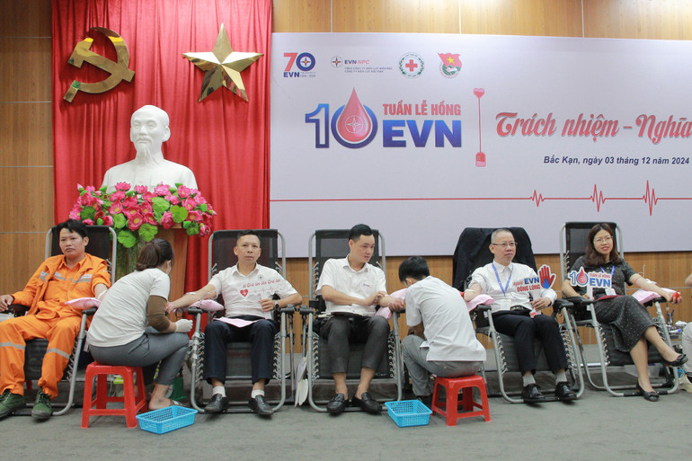Cán bộ, nhân viên Công ty Điện lực Bắc Kạn tham gia ngày hội hiến máu tình nguyện. img-8390.jpg