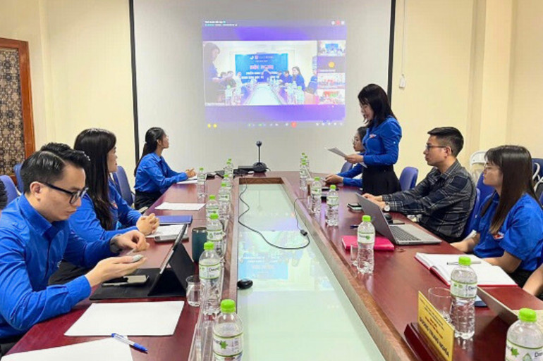 Hội nghị được kết nối tại 08 điểm cầu, trong đó điểm cầu cấp tỉnh tại trụ sở Mobifone Bắc Kạn. hg.jpg
