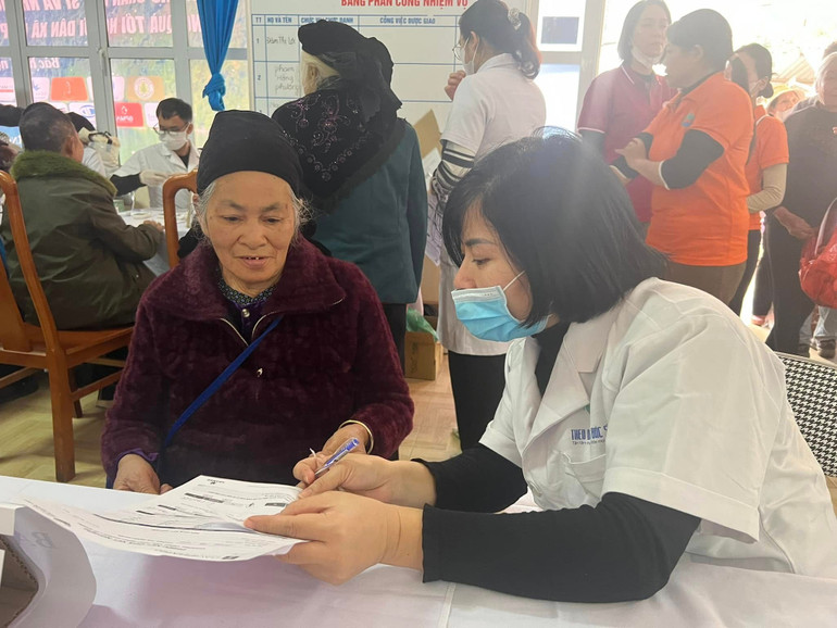 Nhiều người cao tuổi được tư vấn về các bệnh thường gặp. 471726665-916275853944636-6087635076858294958-n.jpg
