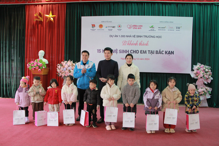 Các đại biểu tặng quà cho học sinh Trường Mầm non Nà Phặc. img-0887.jpg
