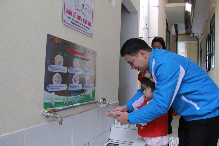 Công trình "Nhà vệ sinh cho em" giúp đảm bảo các điều kiện vệ sinh, sức khỏe cho học sinh. img-0867.jpg