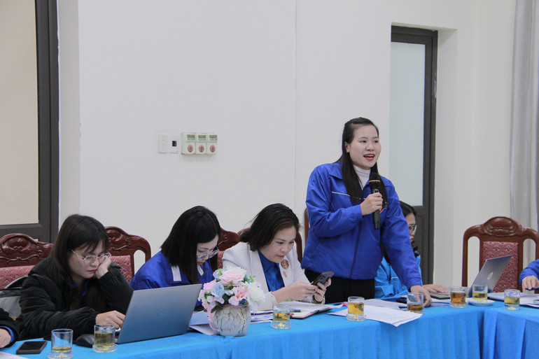Đại biểu huyện Pác Nặm thảo luận tại hội nghị. img-0729.jpg