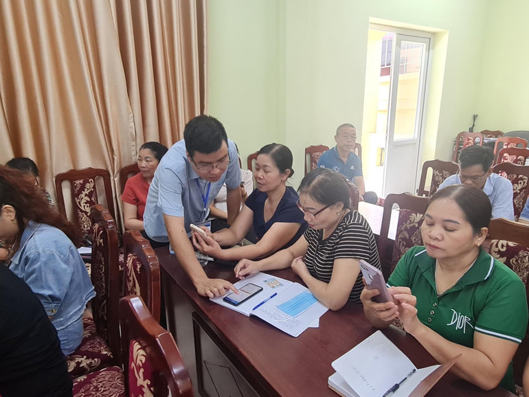 Anh Hưng hướng dẫn người dân cài đặt chữ ký số. z5848059063057_a0d82837aef246be5a40f2601562f8d6.jpg