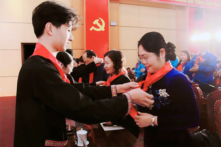 Đại biểu thiếu nhi đeo khăn quàng cho đại biểu. thiet-ke-chua-co-ten-26.jpg