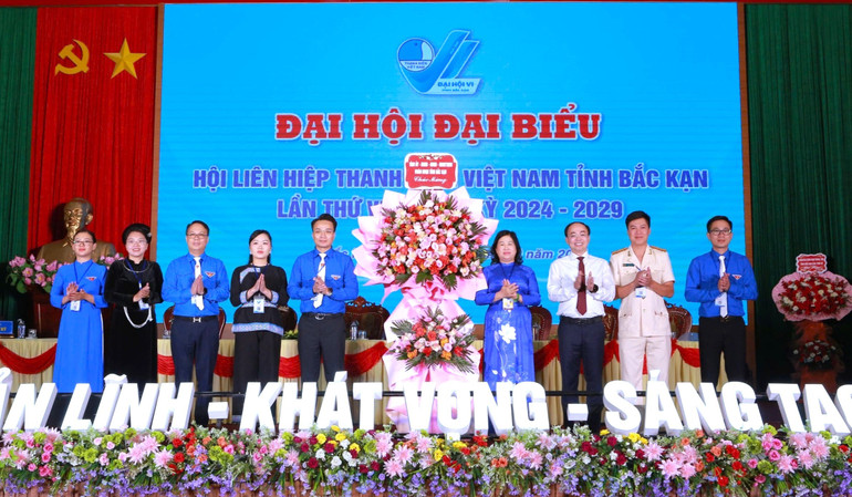 Lãnh đạo tỉnh Bắc Kạn tặng lẵng hoa tươi thắm chúc mừng Đại hội. z5898639531266-8181655eaecb6aeb45e086e1f651d339-5512.jpg