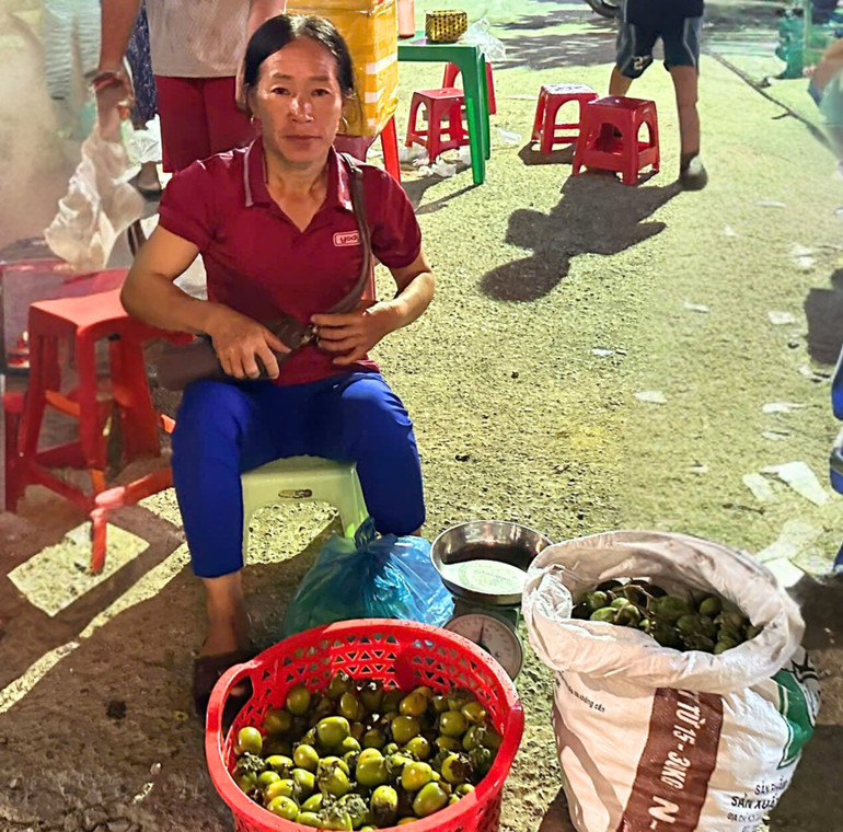 Những quả hồng đầu mùa được bày bán tại chợ đêm. Thiết kế chưa có tên.jpg