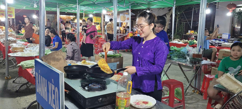 Các gian hàng ẩm thực luôn thu hút được nhiều thực khách. z5790680181512_ddeb5c05e2daf35b9b0284f0e75536b9.jpg
