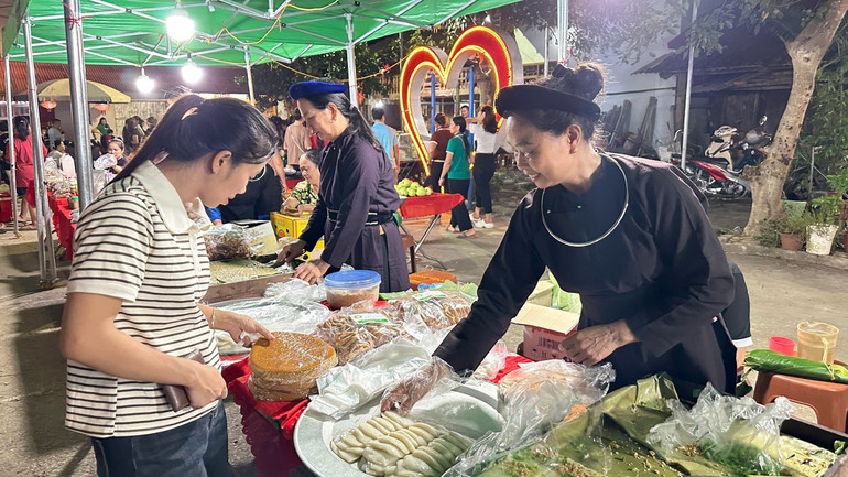 Các món bánh truyền thống của địa phương thu hút du khách. z5790654230650_ebd2001694056801104396ca6fdb47fb.jpg