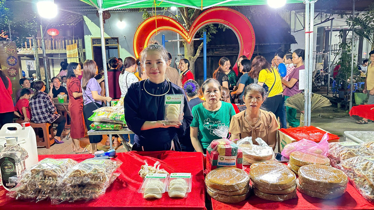 Món bánh ngô truyền thống của địa phương được bày bán tại chợ đêm. z5790654252037_17d7fc01251c3a22905831f239322a90.jpg