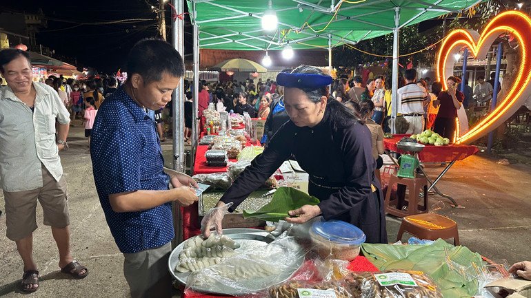 Món bánh ngô đắt khách. z5790654246372_9005b9a87361ab8d2ee9bc24346526fa.jpg