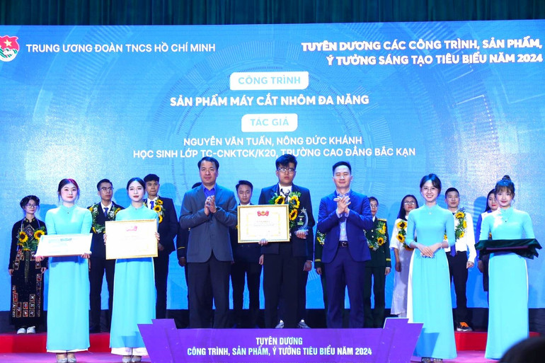 Anh Nguyễn Văn Tuấn, lớp Trung cấp Công nghệ kỹ thuật cơ khí K20, Trường Cao đẳng Bắc Kạn nhận giải tại Liên hoan. 468759718-907922918192994-7166935469356288117-n-3087.jpg