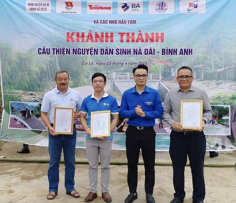 Anh Trần Công Luân, Phó Bí thư Tỉnh đoàn Bắc Kạn thay mặt Thường trực Tỉnh đoàn Bắc Kạn trao thư cảm ơn cho các cá nhân, doanh nghiệp đã chung tay hỗ trợ bà con thôn Nà Dài, xã Cư Lễ xây dựng cây cầu. 492303384-998793719026182-6562665062418505652-n.jpg