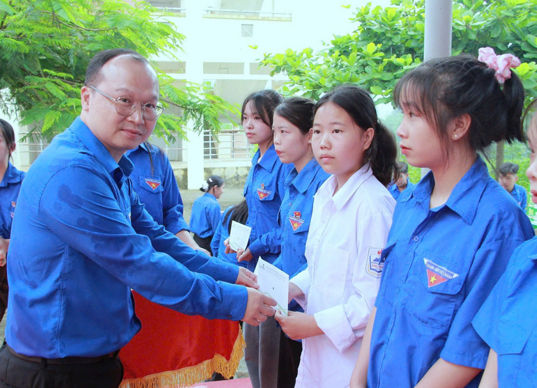 Nhiều phần quà dành tặng cho các học sinh có hoàn cảnh khó khăn. mjhjhg.png