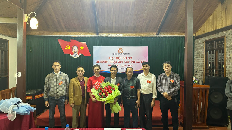 Các đại biểu tặng hoa chúc mừng thành công đại hội. z6064144835820-8c35d473c9a75f126757137051aabcc9.jpg