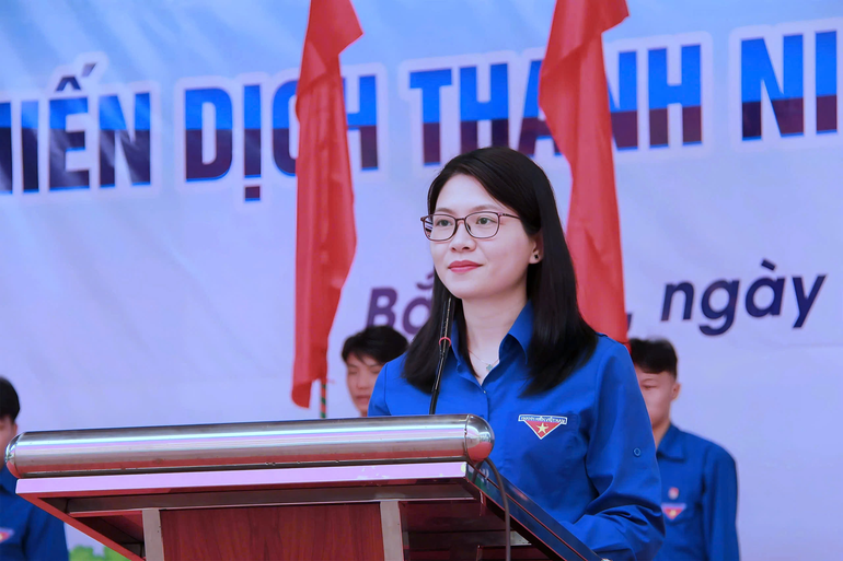 Chị Phạm Thị Thu Hiền, Bí thư Tỉnh Đoàn Thái Nguyên phát biểu tại Lễ ra quân Chiến dịch Thanh niên tình nguyện Hè 2025. anh5-copy.png