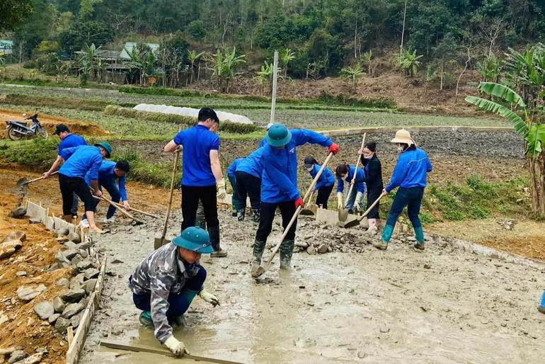 ĐVTN làm đường bê tông dẫn lên cầu thôn Khuổi Sliến, xã Mỹ Phương (Ba Bể). 480961147-1349034219756682-3075045168831706129-n.jpg