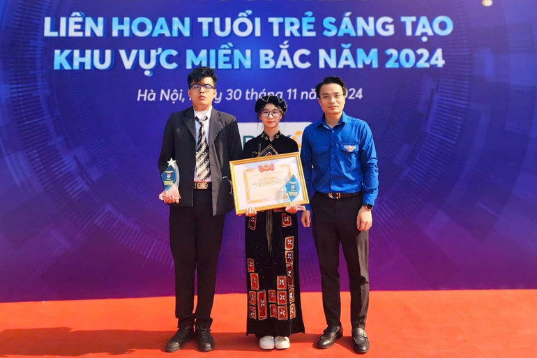 Anh Trần Công Luân, Phó Bí thư Tỉnh đoàn, Chủ tịch Hội LHTN Việt Nam tỉnh Bắc Kạn cùng tác giả 02 công trình tại Liên hoan. 468527118-9047506601937768-1691114936831890046-n.jpg