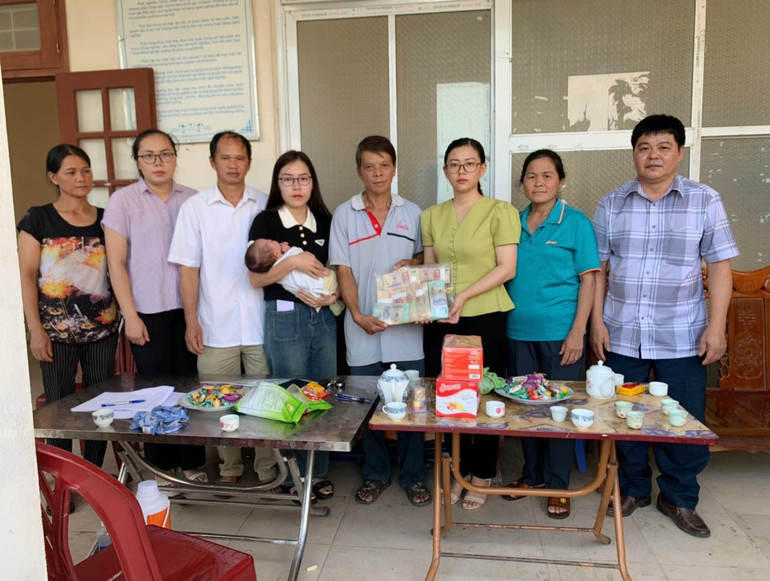 Trong 5 năm (2019 - 2024) chị Trang (Thứ 3 từ phải qua) đã kêu gọi giúp đỡ 25 gia đình có hoàn cảnh khó khăn với tổng giá trị hơn 600 triệu đồng. 442493638-3224787127654806-79032411462984109-n-3351.jpg