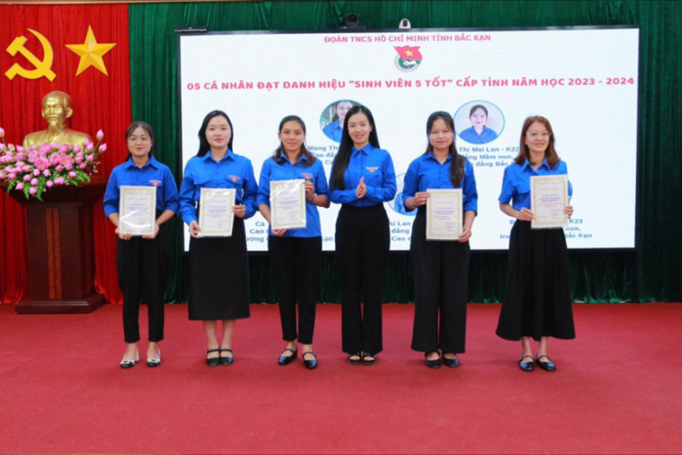 Em Mùng Thị Hằng (Ngoài cùng bên phải) nhận danh hiệu Sinh viên 5 tốt cấp tỉnh năm học 2023 - 2024. 454742578-823798616525694-6520233966212367851-n-2111-7448.jpg