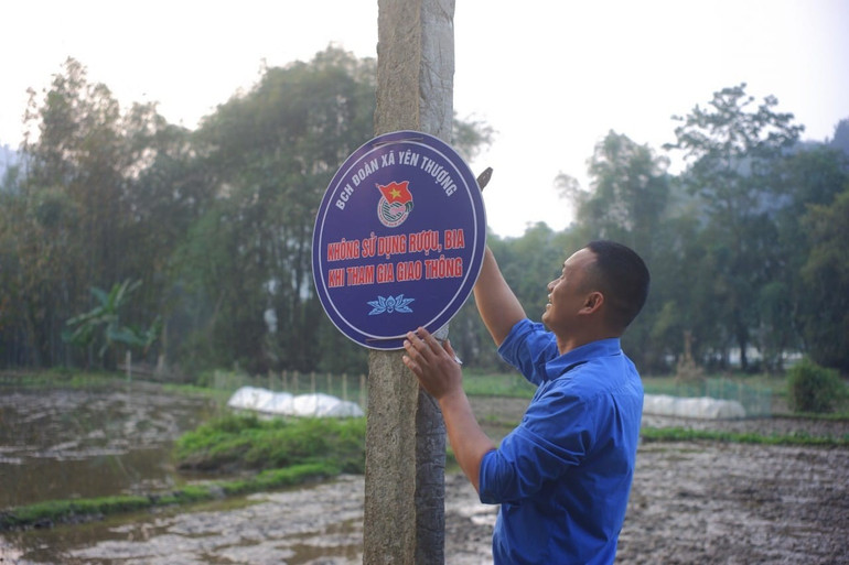លោក Ma Ngoc Dinh លេខាសម្ព័ន្ធយុវជនឃុំ Yen Thuong បានអនុវត្តគម្រោងផ្លាកសញ្ញាសុវត្ថិភាពចរាចរណ៍ផ្លូវអន្តរឃុំ។ 485380302-1735858780649303-4955308907043078801-n.jpg