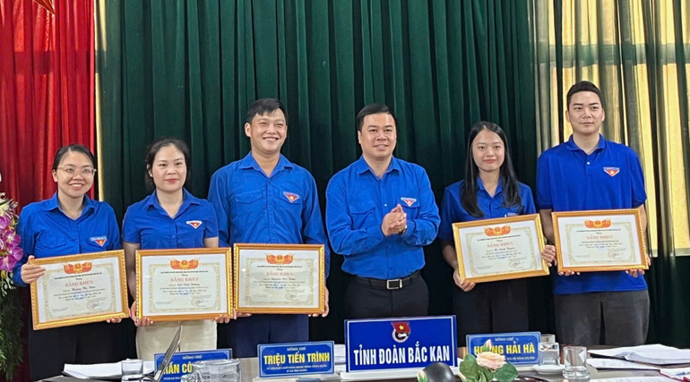 Anh Triệu Tiến Trình, Bí thư Tỉnh đoàn trao Bằng khen cho các cá nhân, tập thể có thành tích xuất sắc trong Chiến dịch Thanh niên tình nguyện hè năm 2024. z5940802880541-28819771b035ac5499e40ef6f7512e69-5006.jpg