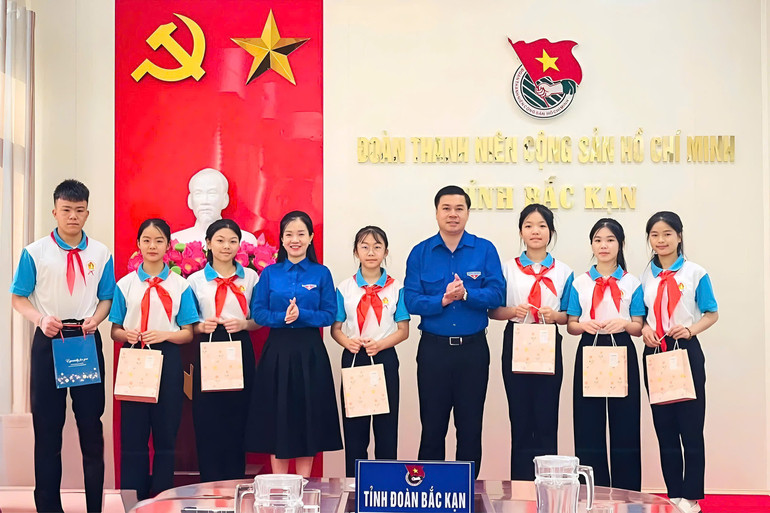 Lãnh đạo Tỉnh đoàn, Hội đồng Đội tỉnh Bắc Kạn tặng quà cho các đại biểu. a.jpg