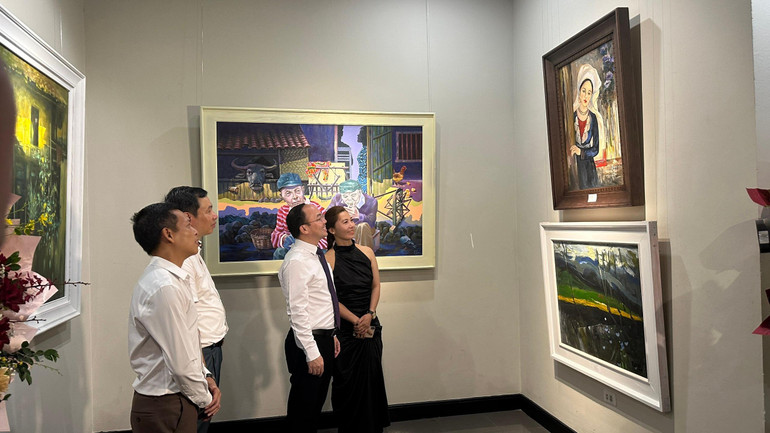 Ông Nguyễn Đăng Bình, Phó Bí thư Tỉnh ủy, Chủ tịch UBND tỉnh (thứ 2 từ phải sang) tham quan triển lãm. z5677806676363_6cac405e62d417a85b6dd96e3585112c.jpg