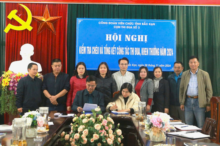 Các đơn vị ký kết giao ước thi đua năm 2025. z6077976264433-ef03aca22d560e28c136eb3b0fdd2e6a.jpg