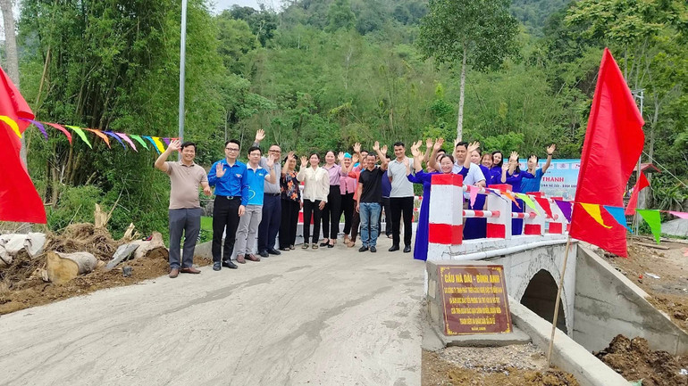 Đại diện các đơn vị, chính quyền địa phương và nhân dân cùng nhau cất bước trên cây cầu mới. 493313543-998793762359511-5257973411318457669-n.jpg