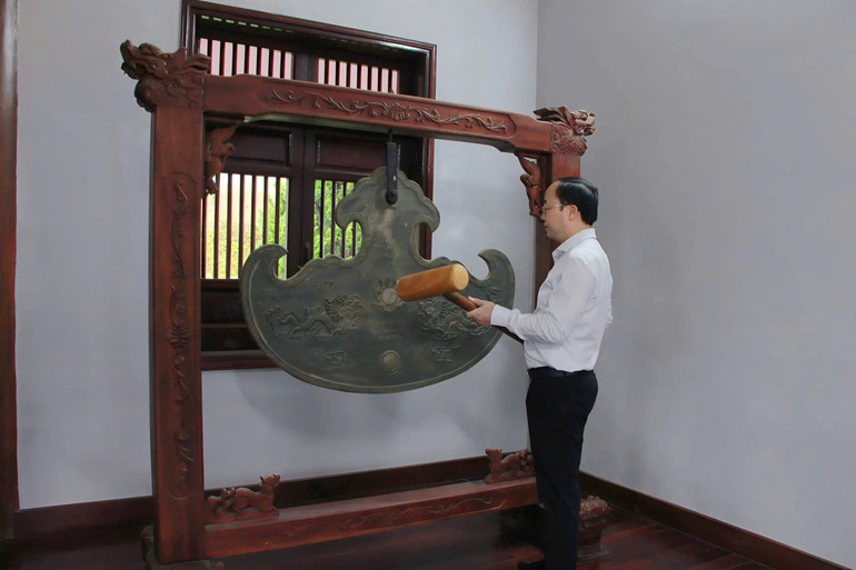 Đồng chí Nguyễn Đăng Bình, Phó Bí thư Tỉnh ủy, Chủ tịch UBND tỉnh thỉnh khánh đồng. z6615821003392-20224233d579bde2b4a3d5539f2fcacf.jpg
