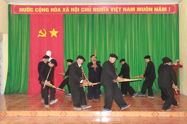 Câu lạc bộ Khèn Mông huyện Pác Nặm tập luyện cho lễ hội. img-7576.jpg