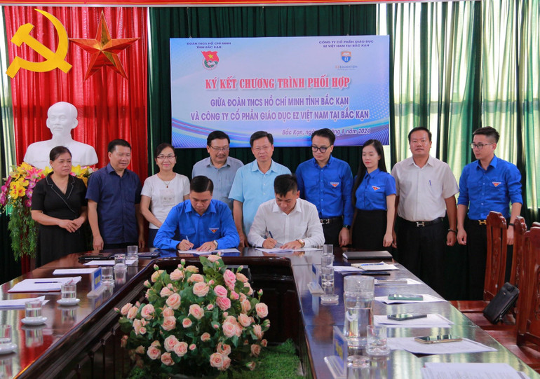 Đại diện 2 đơn vị ký kết chương trình hợp tác. ảnh 1.jpg