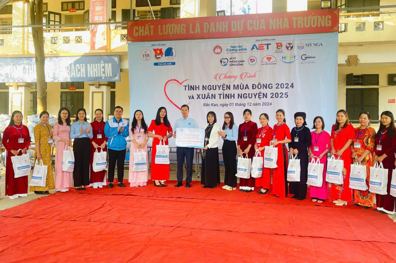 Đoàn công tác tặng quà cho giáo viên Trường PTDTBT TH&THCS Nà Khoang. z6086392888441-079b83e1308379eb6a7680e59e5fc89e.jpg