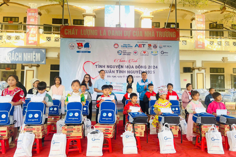 Các đại biểu tặng học bổng cho học sinh vượt khó vươn lên, đạt thành tích tốt trong học tập. z6086392996559-3ed4698f20460e3967ee594f3f9f0d84.jpg