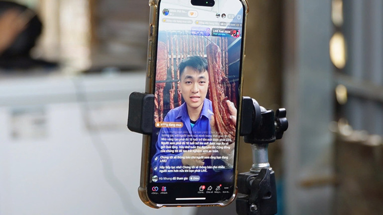 Mỗi ngày vợ chồng anh livestream từ 2 đến 3 ca để giới thiệu sản phẩm và tư vấn khách hàng. z6537295823053-7b9163d4aa15ab1e3b236063b6153c39.jpg
