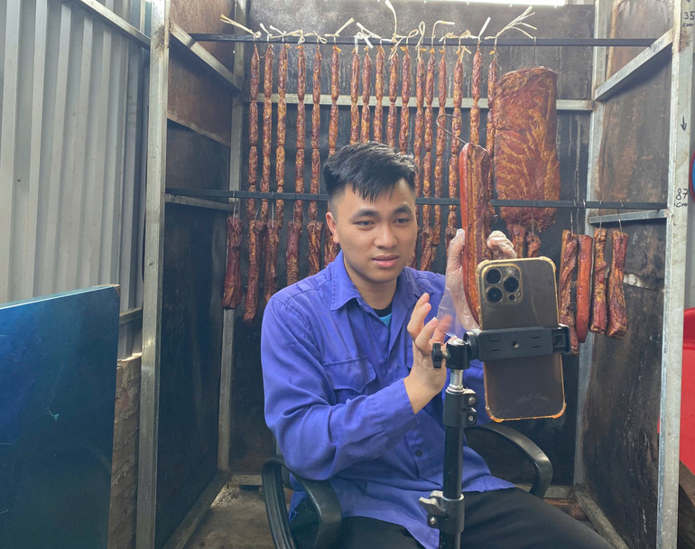 Chỉ với chiếc điện thoại di động, anh Hoàng Văn Thường đã xây dựng kênh bán hàng trên nền tảng tiktok. z6537271161317-049fe584d53e70b02277ab4eb771b0e4.jpg