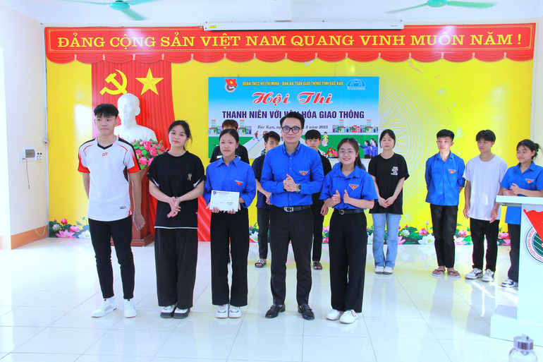 Anh Trần Công Luân, Phó Bí thư Tỉnh đoàn, Chủ tịch Hội LHTN Việt Nam tỉnh Bắc Kạn trao giải Nhất cho đội “Đèn xanh hy vọng". img-9992.jpg