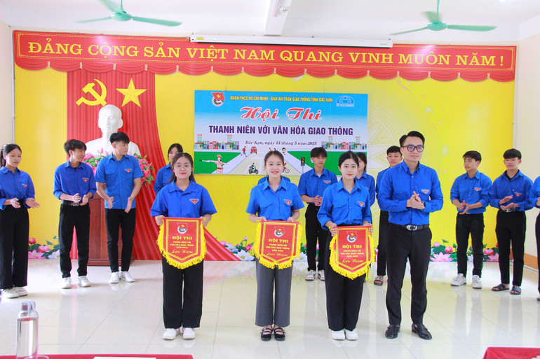 BTC trao cờ lưu niệm cho các đội thi. img-9741.jpg
