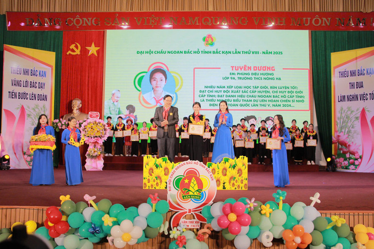 Em Phùng Diệu Hương nhận danh hiệu Cháu ngoan Bác Hồ cấp tỉnh năm 2025. z6593946052555-6757ac150fb54b8d24bd66419df64369.jpg