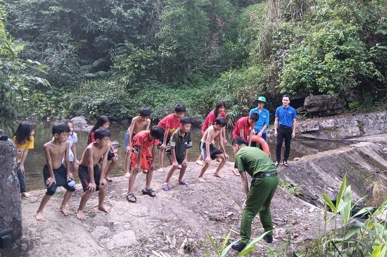 Trước mỗi buổi học bơi các em đều được khởi động kỹ. 350481070_7457380864293339_7516384885838231189_n.jpg